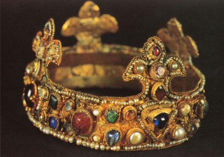 Die Kinderkrone, die Otto III. bei der Krönung in Aachen getragen haben soll, wird seit Jahrhunderten im Essener Domschatz aufbewahrt.        